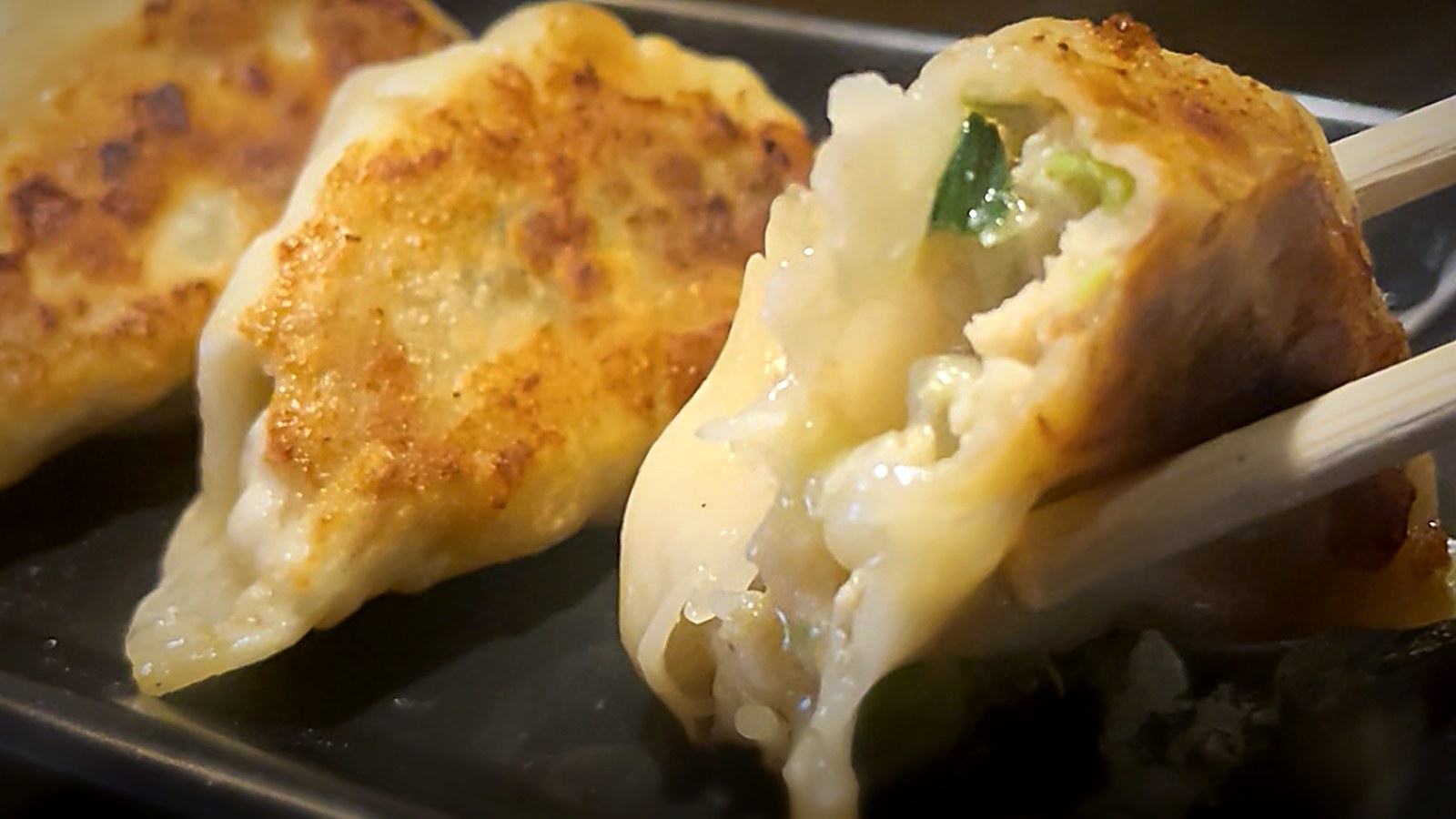 豚焼餃子の断面（世田谷・梅ヶ丘の手づくり餃子 ボビオ）