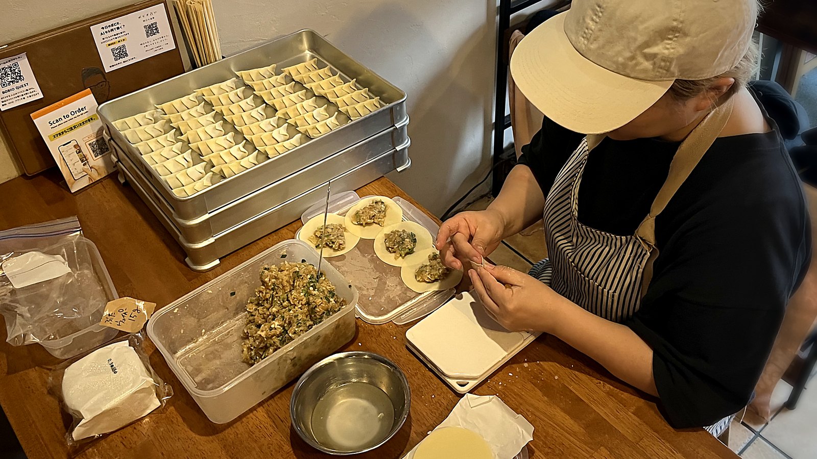 店で餃子を1つずつ包んでいるところ（世田谷・梅ヶ丘 ボビオ）