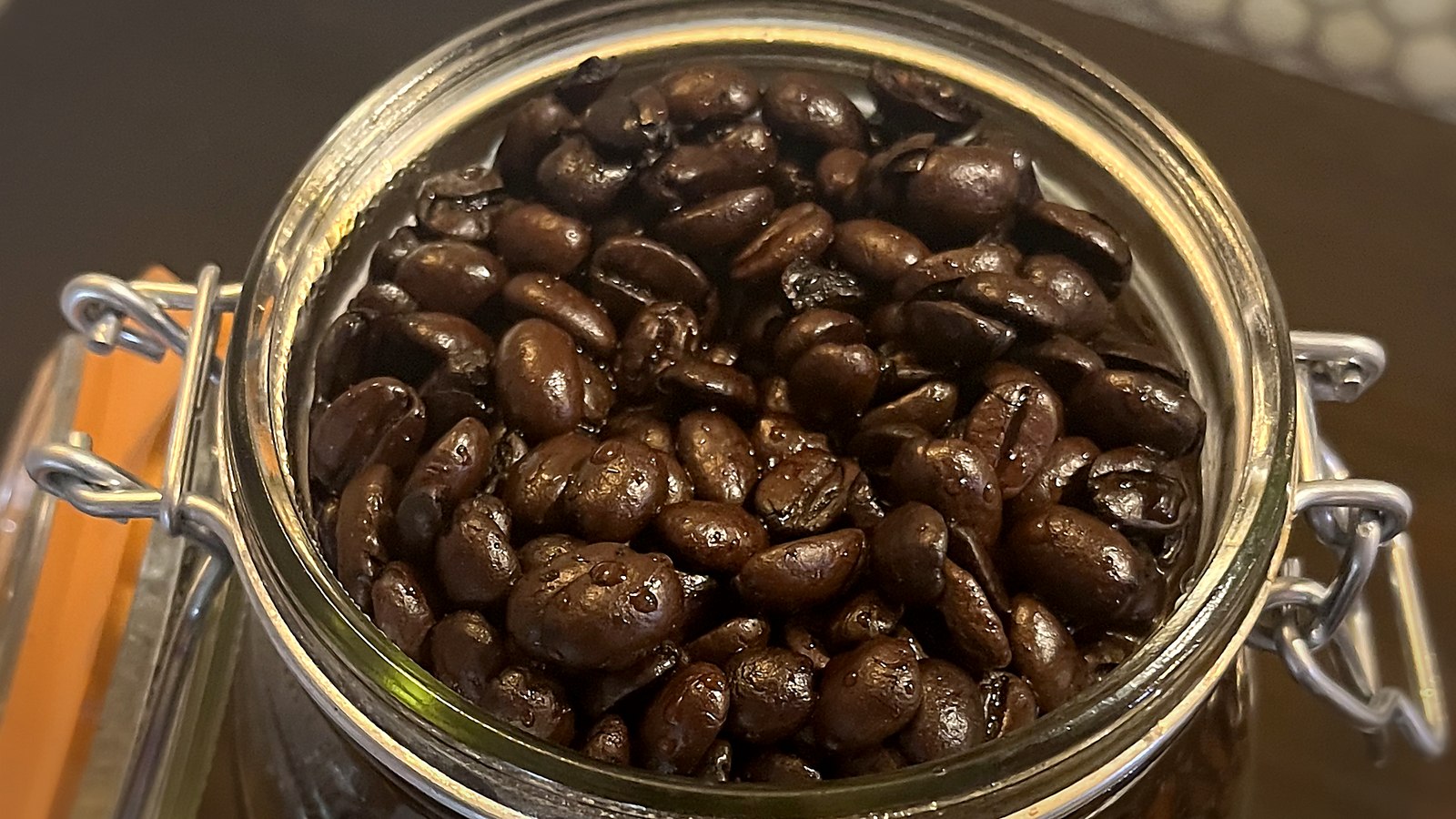 コーヒー豆を漬け込んだコーヒー焼酎（ボビオ）